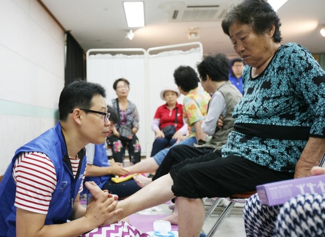 ▲ 삼성디지털시티_Lego형 연합봉사_발마사지