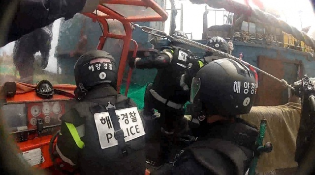 ▲ 인천해경과 해군은 지난 9일 오전 11시께 인천 옹진군 백령도 서방 15㎞ 해상에서 서해 북방한계선(NLL)을 6㎞ 침범해 불법조업을 하고 있는 중국어선 1척을 영해 및 접속수역법 위반혐의로 나포했다./인천해경 제공