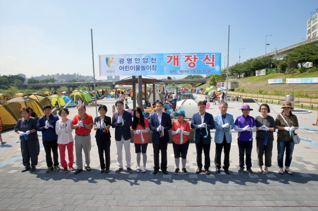 ▲ 지난 9일 광명 안양천 어린이 물놀이장 개막식에서 양기대 시장과 시의원, 관계자들이 테이프 커팅 후 기념촬영을 하고있다. 광명시 제공