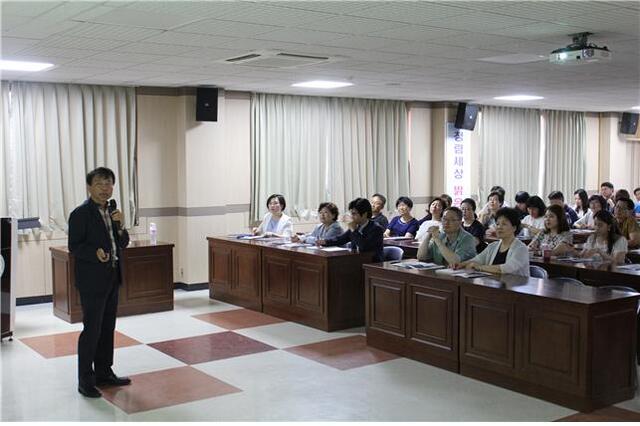 ▲ 이천교육지원청이 지난 8일 관내 교직원을 대상으로 개최한 ‘유쾌한 인문학 아카데미’에서 건국대학교 사학과 신병주 교수가 강의하고 있다.(사진=이천교육지원청)