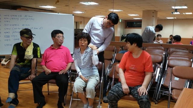 ▲ 건강증진과_한라복지관에서 재가장애인들이 재활상담을 받고 있다.(1)