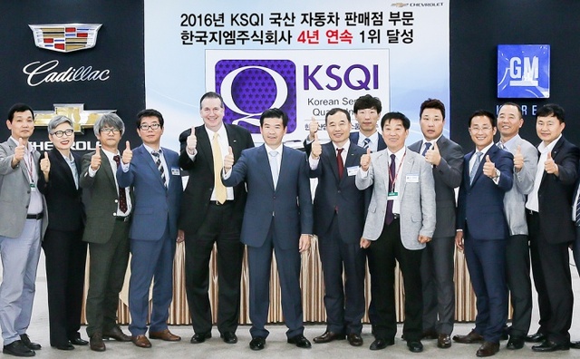 ▲ 한국GM 임원들이 쉐보레 대리점 대표들과 함께 1위 달성을 축하하고 있는 모습. 왼쪽 다섯 번째부터 한국GM 데일 설리번 영업, 서비스, 마케팅 부문 부사장, 한국GM 제임스 김 사장