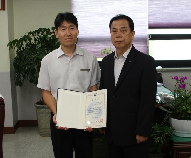 ▲ 한경훈 소방장(사진 왼쪽)과 김진선 남양주소방서장