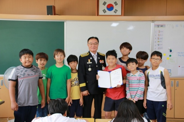 ▲ 신민철 서장이 창성대 학생 및 친구들과 기념사진을 찍고 있다1