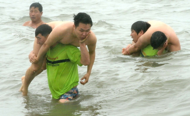 크기변환_7면 20160717 적십자 왕산해수욕장 인명구조 시범JUN_2237.jpg