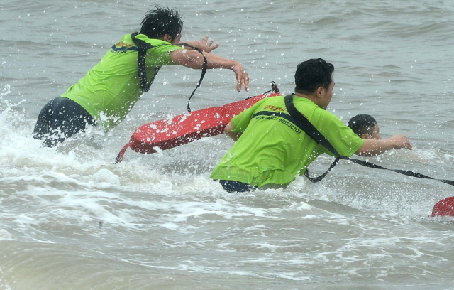 크기변환_7면 20160717 적십자 왕산해수욕장 인명구조 시범JUN_2409.jpg