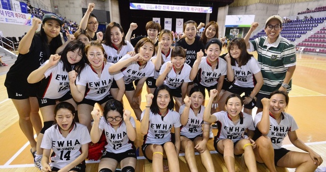 ▲ 한국9인제배구연맹과 경기일보 주최로 ‘2016 경기일보 용인 전국 남·녀 9인제 배구대회’가 15일부터 3일간 용인시 일대에서 열렸다. 대회 마지막 날인 17일 용인실내체육관에서 여자 대학부 우승을 차지한 이화여대A팀이 파이팅을 외치고 있다. 오승현기자