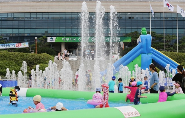 ▲ 평택시청 앞 물놀이장1