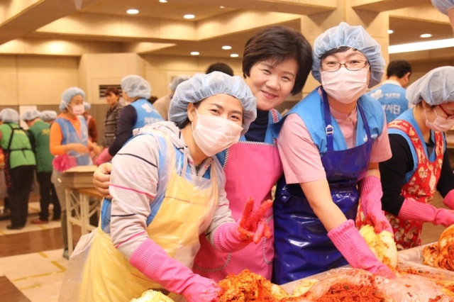 ▲ 세종병원 문경원 행정부원장(사진 가운데)이 세종봉사대 대원들과 함께 사랑의 김장나누기 행사에 참여하고 있다.