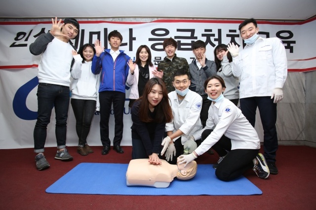 ▲ 가천대 응급구조학과 학생들이 소방공무원 준비를 위한 실습을 진행하고 있다.