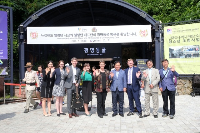 ▲ 지난 19일 광명동굴을 방문한 셀리아 웨이드 브라운 뉴질랜드 웰링턴 시장일행과 양기대 시장, 시 관계자가 기념촬영을 하고있다. 광명시 제공