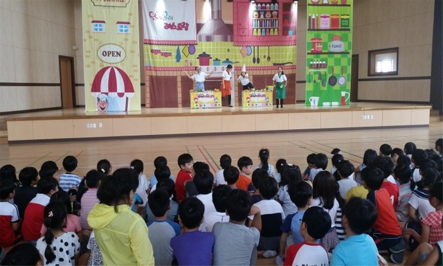 ▲ 세미초 학생들이 평화로운 학급 만들기 계획에 따라 할래볼래 공연단의 난타 ‘춤추는 쿠킹 쇼’를 관람했다.