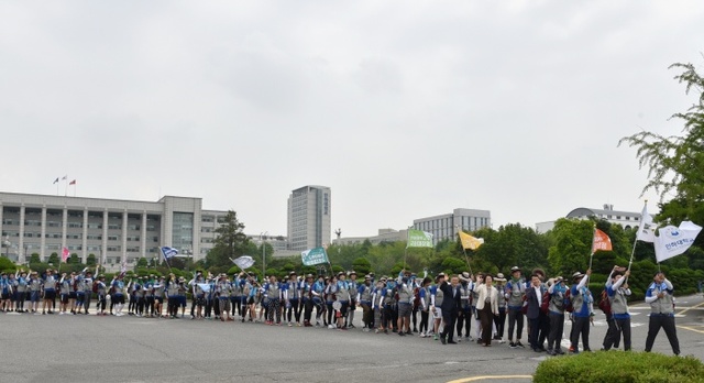 ▲ 제5회 인하대 국토대장정에 참가한 인하대 학생들과 교직원들이 20일 성공적인 국토대장정 완주를 기원하며 인하대 정문에서 출발했다. 인하대 제공 1