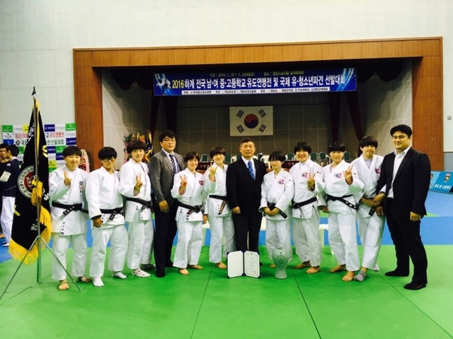 ▲ 21일 전남 영광국민체육센터에서 열린 2016 하계전국중ㆍ고유도연맹전 여자 고등부 단체전에서 시즌 첫 패권을 안은 경기체고 선수단이 시상식 후 기념촬영을 하고 있다.경기체고 제공