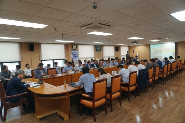 ▲ 인천항만공사는 21일 유창근 공사 사장과 한중카페리협회 및 여객선사, 카페리 화물 하역사, 검역·통관 유관기관 관계자 등이 참석한 가운데 신국제여객터미널 용역 착수보고회를 열었다./인천항만공사 제공