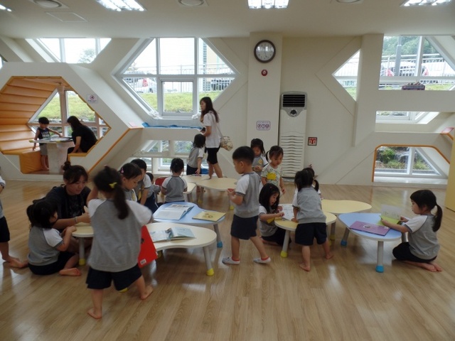 ▲ 판교어린이도서관에서_꼬마들이_책을_읽으며_무더위를_식히고_있다