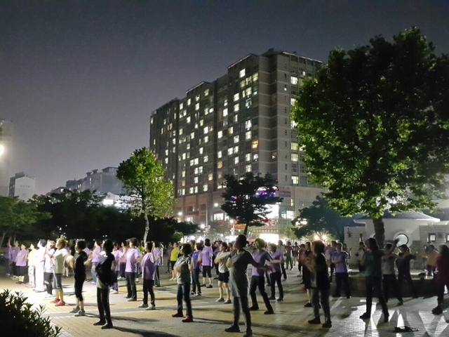 ▲ 사본 -건강증진과_부천시 보건소는 지난 3월부터 중앙공원과 도당장미공원에서 '별밤시민건강교실'을 진행하고 있다