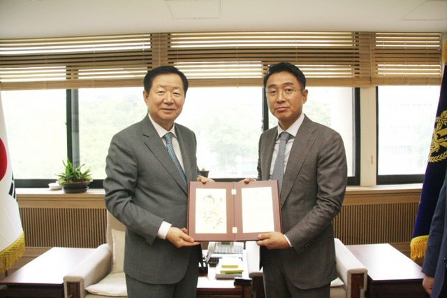 ▲ 사본 -감사패를 전달하는 서울대 성낙인총장 우측은 김준식 대동공업 부회장