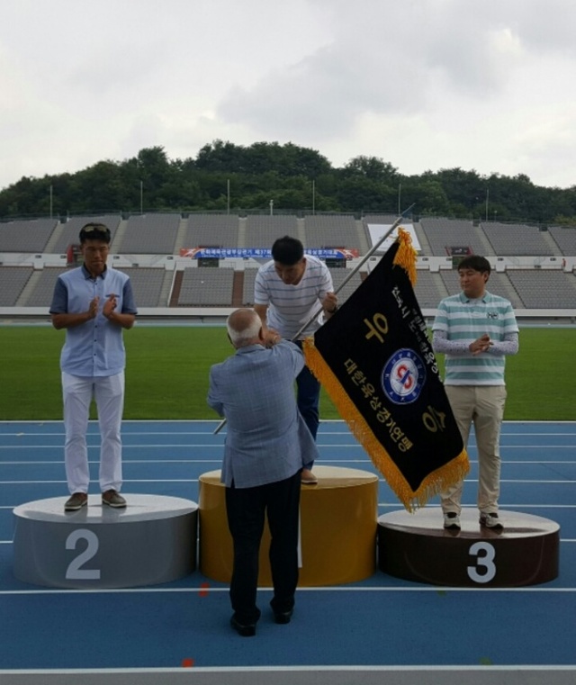 ▲ 지난 30일 충남 아산시 이순신종합경기장에서 막을 내린 문화체육관광부장관기 제37회 전국시ㆍ도대항육상대회에서 종합우승 27연패를 달성한 경기도 선수단이 시상식에서 대회 우승기를 수여받고 있다.경기도육상연맹 제공
