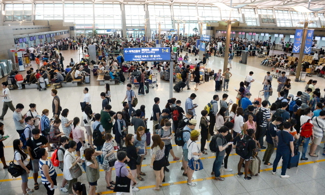 크기변환_7면 20160731 인천공항 휴가철 일일 이용객 사상최대 갱신  JUN_4026.jpg