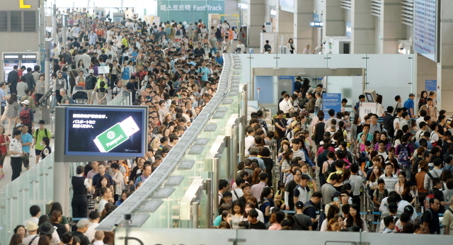 크기변환_7면 20160731 인천공항 휴가철 일일 이용객 사상최대 갱신JYJ_8168.jpg