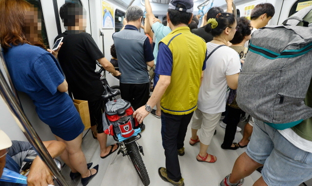 크기변환_1면 20160731 인천지하철 개통 첫 주말 혼잡한 전동차 JUN_4155.jpg