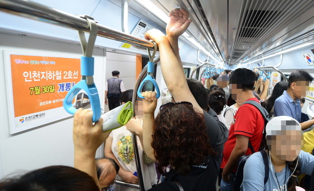크기변환_1면 20160731 인천지하철 개통 첫 주말 혼잡한 전동차2 JUN_4296.jpg