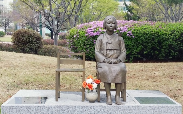 ▲ 수원시에 건립된 되어져있는 `평화의 소녀상' 전경