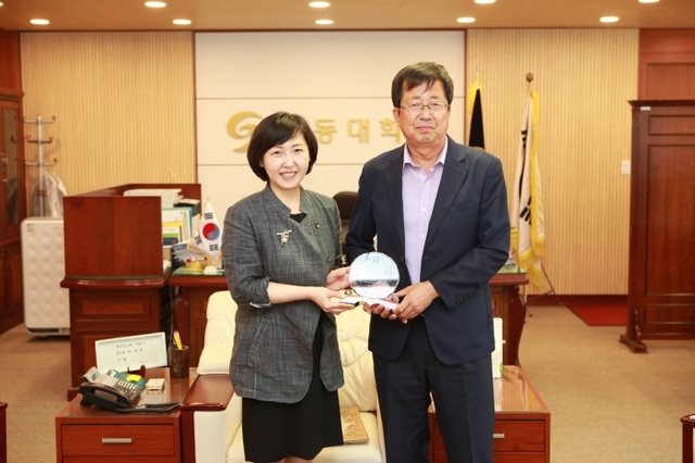 ▲ 강동대학교 류정윤 총장(왼쪽)이 충북 음성군 감곡면 안현기 면장으로부터 재능기부를 통한 지역 발전 및 지역공동체의 화합을 위해 노력한 것에 대해 감사패를 수여 받고 있다.(사진=강동대)