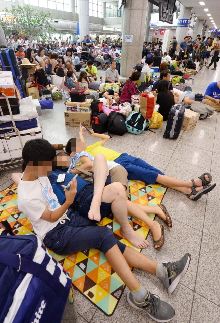 크기변환_7면 20160802 인천항 여객터미널 피서객 피곤한 안개대기 JUN_4347.jpg