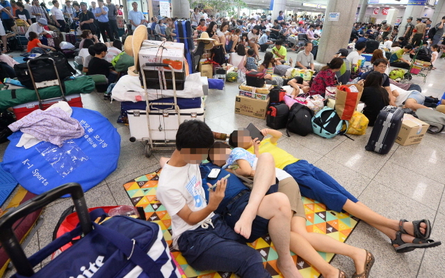 크기변환_7면 20160802 인천항 여객터미널 피서객 피곤한 안개대기 JUN_4353.jpg