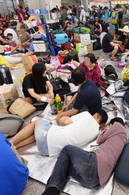 크기변환_7면 20160802 인천항 여객터미널 피서객 피곤한 안개대기 JUN_4382.jpg