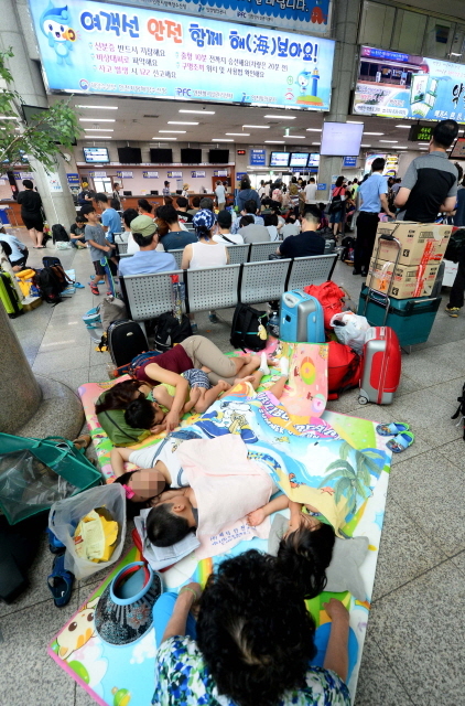 크기변환_7면 20160802 인천항 여객터미널 피서객 피곤한 안개대기 JUN_4458.jpg