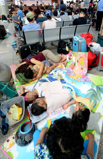크기변환_7면 20160802 인천항 여객터미널 피서객 피곤한 안개대기2 JUN_4458.jpg