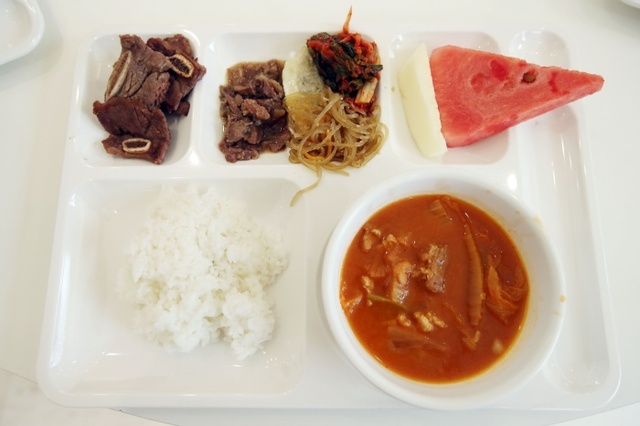 ▲ 3일(현지시간) 브라질 리우데자네이루 바하 지역에 위치한 코리아하우스에서 공식 개관식이 열렸다. 사진은 이날 코리아 하우스에서 점심으로 제공된 음식들.연합뉴스
