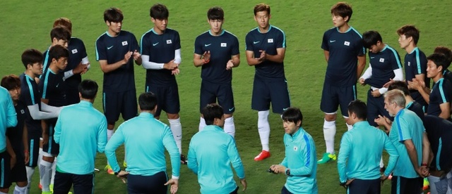 ▲ 리우올림픽에 출전하는 축구대표팀 신태용 감독과 선수들이 3일(현지시간) 오후 브라질 사우바도르 피투아투 경기장에서 조별리그 1차전 피지와의 경기를 하루 앞두고 훈련을 시작하며 박수로 서로를 격려하고 있다.연합뉴스