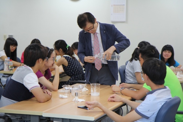 ▲ 1. 미용화장품과학과 하병조 교수의 지도로 중국학생들이 직접 화장품을 만들어 보고 있다