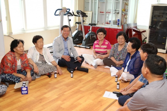 ▲ 무더위 쉼터 찾은 김성기 가평군수