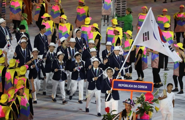 ▲ 5일(현지시간) 브라질 리우데자네이루 마라카낭 주경기장에서 열린 2016리우올림픽 개막식에서 기수 구본길(펜싱)을 선두로 대한민국 선수단이 입장하고 있다. 연합뉴스