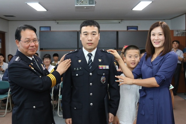 ▲ 김진화 인천서부경찰서 경위(가운데)가 동네조폭 구속율 전국 1위를 달성, 반병욱 서장(왼쪽)과 가족들이 축하해주고 있다