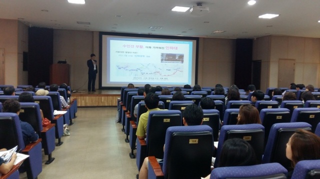 ▲ 인하대학교가 지난 6일  경기도 교통연수원에서 경기도 학부모를 대상으로 진로와 취업, 적성에 대한 실제적인 정보를 제공하기 위한 ‘진로·취업·적성 인하 학부모 컨퍼런스’를 실시했다. 인하대제공