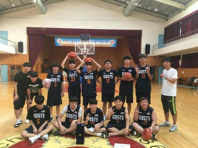 ▲ 제18회 연맹회장배 경기도중ㆍ고동아리농구대회 남자 고등부에서 우승을 차지한 안산고 선수들이 시상식 후 기념촬영을 하고 있다.경기도중고동아리농구연맹 제공