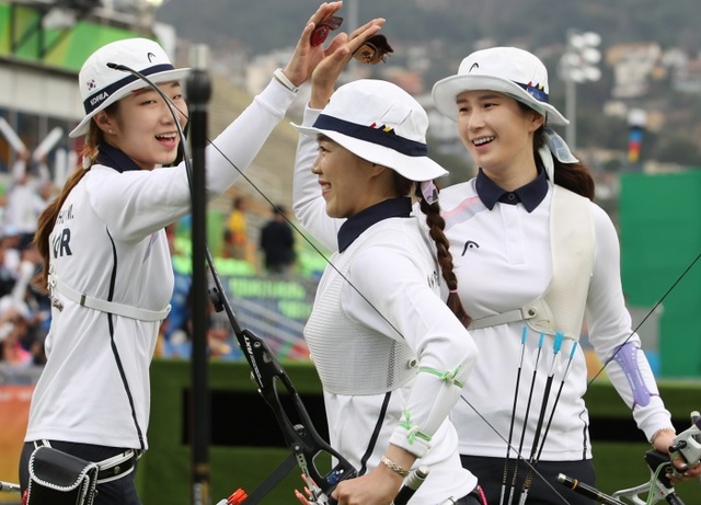 ▲ 7일 오후(현지시간) 브라질 리우데자네이루 삼보드로모 경기장에서 열린 2016 리우올림픽 여자양궁 단체전에서 기보배, 장혜진, 최미선이 밝게 웃고 있다. 연합뉴스
