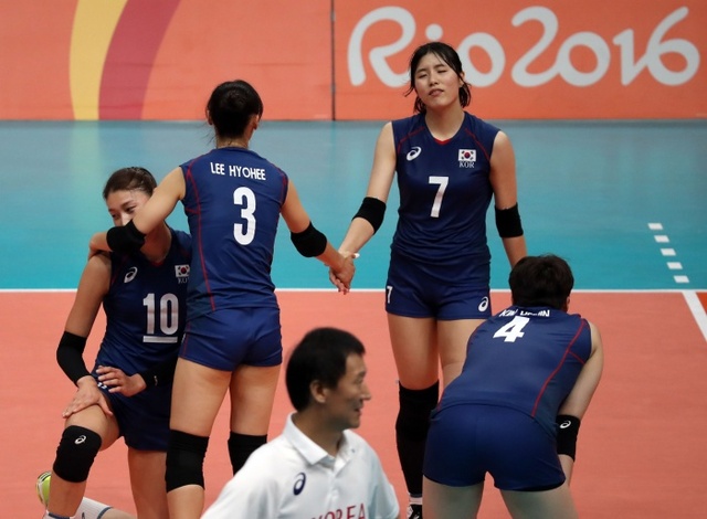 ▲ 9일(한국시간) 브라질 리우데자네이루 마라카낭지뉴 경기장에서 열린 제31회 리우데자네이루 올림픽 여자배구 예선 한국 대 러시아의 경기에서 2연승에 실패한 한국 선수들이 아쉬워하고 있다.연합뉴스