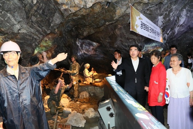 ▲ 지난 8일 광명동굴 근대역사관 개관식에서 양기대 광명시장이 위안부 피해자이신 강일출, 박옥선 할머니에게 역사관을 둘러보며 설명을 하고있다. 광명시 제공