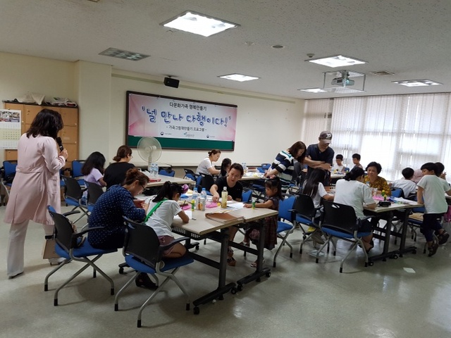 ▲ (사)나눔문화예술협회가 지난 4일 광명시평생학습원에서 진행한 '가족그림책만들기' 프로그램에 참여한 다문화가족들이 수업을 진행하고 있다. (사)나눔문화예술협회 제공