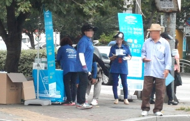 ▲ 인천시 남구의 한 사거리에서 아파트분양대행사가 테이블을 설치하고 널뛰기 영업을 하고 있다.