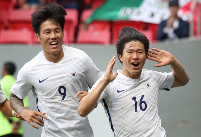 ▲ 한국 올림픽 축구대표팀의 권창훈(오른쪽)이 11일(한국시간) 브라질 브라질리아 마네 가힌샤 경기장에서 열린 멕시코와의 리우올림픽 축구 C조 조별리그 3차전에서 후반 32분 결승골을 넣은 뒤 기뻐하고 있다.연합뉴스