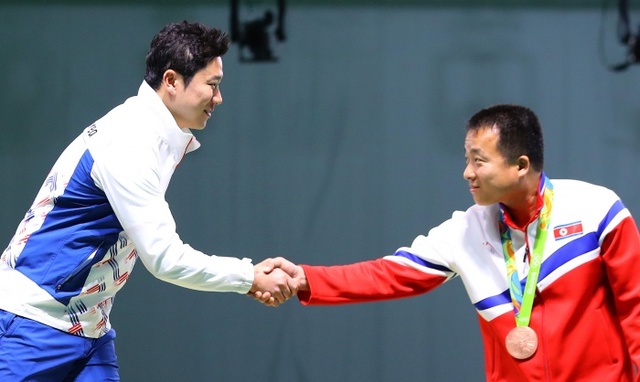 ▲ 11일(한국시간) 브라질 리우데자네이루 올림픽 사격 센터에서 열린 남자50m 권총 결선에서 1위를 기록 올림픽 3연패를 달성한 한국의 진종오가 시상식에서 동메달을 차지한 북한의 김성국과 악수하고 있다. 연합뉴스
