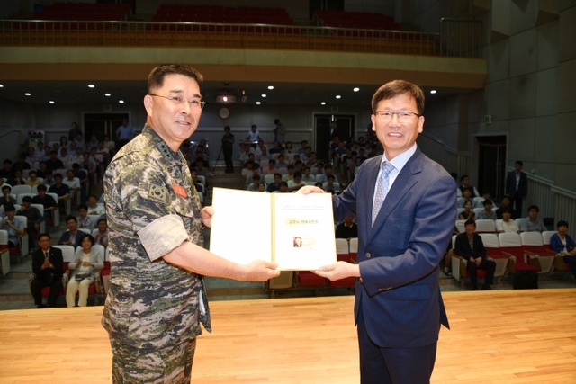 ▲ 유영록 김포시장 이상훈 해병대사령관 시민증 수여